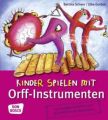 Kinder spielen mit Orff-Instrumenten